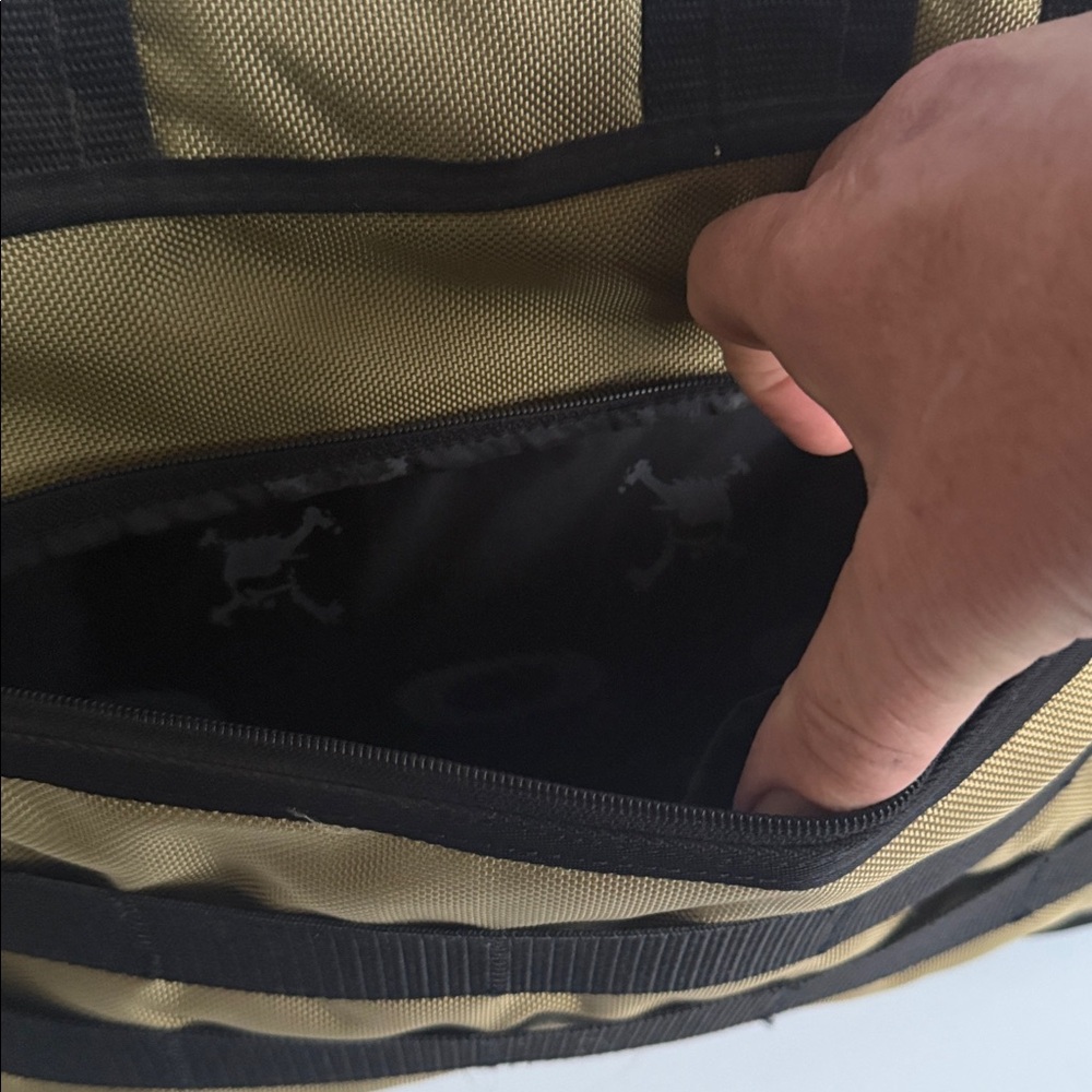 VINTAGE OAKLEY AP TACTICAL MESSENGER LAPTOP BAG MISSING STRAP AND BUCKLES SI - Picture 8 of 15
